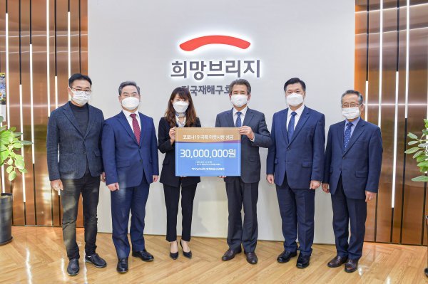 하나님의 교회가 29일 희망브리지 전국재해구호협회에 코로나19 극복 이웃사랑 성금을 전달했다. (왼쪽부터)최재봉 희망브리지 팀장, 조성호 하나님의 교회 목사, 정서윤 희망브리지 본부장, 김중락 목사, 손형한 목사, 윤정수 목사. 사진제공｜하나님의 교회