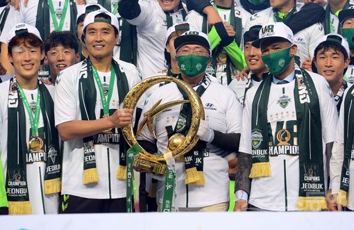 1일 전주 월드컵경기장에서 열린 ‘하나원큐 K리그1 2020‘ 전북 현대와 대구FC의 경기에서 전북이 통산 8번째이자 K리그 최초로 4년 연속 우승을 달성한 뒤 이동국, 정의선 현대자동차 회장, 모라이스 감독이 시상식에서 기쁨을 나누고 있다. 전주|김민성 기자 marineboy@donga.com