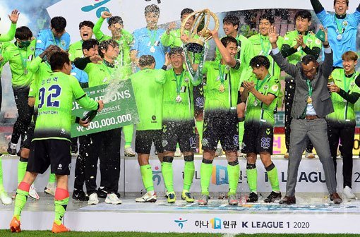 1일 전주 월드컵경기장에서 열린 ‘하나원큐 K리그1 2020‘ 전북 현대와 대구FC의 경기에서 전북이 통산 8번째이자 K리그 최초로 4년 연속 우승을 달성했다. 선수들이 샴페인 세례를 받으며 우승을 축하하고 있다. 전주｜김민성 기자 marineboy@donga.com