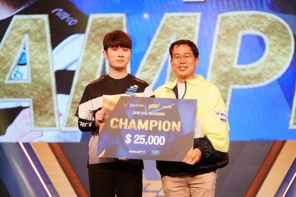 ‘2020 gsl 시즌3’에서 우승을 차지한 전태양 선수(왼쪽)와 아프리카TV 서수길 대표가 기념 촬영을 하고 있다. 
사진제공 l 아프리카TV