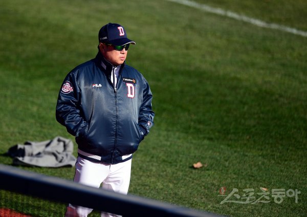 4일 LG 트윈스와 ‘2020 신한은행 SOL KBO 리그‘ 포스트시즌 준플레이오프 1차전을 앞둔 두산 베어스가 3일 서울 잠실야구장에서 훈련을 가졌다. 김태형 감독이 선수들이 훈련 모습을 바라보고 있다. 잠실 | 김종원 기자 won@donga.com