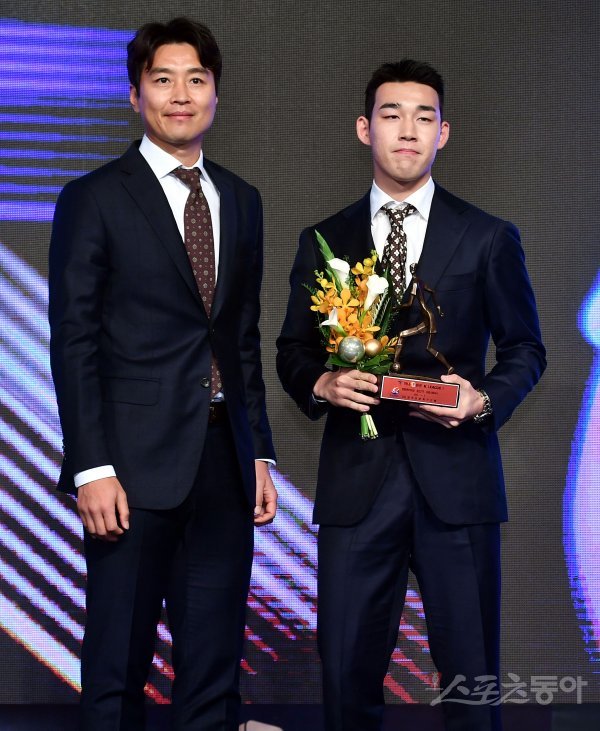 5일 서울 서대문구 홍은동 스위스그랜드호텔에서 ‘하나원큐 K리그 대상 시상식 2020’이 열렸다. K리그1 영플레이어상을 수상한 송민규(포항)가 이동국과 기념촬영을 하고 있다. 김종원 기자 won@donga.com