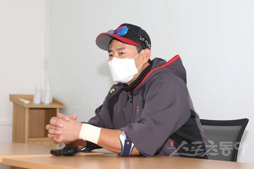 5일 서울 잠실야구장에서 ‘2020 신한은행 SOL KBO리그’ 준플레이오프 2차전 두산 베어스와 LG 트윈스의 경기가 열린다. 경기에 앞서 LG 박용택이 기자회견을 하고 있다. 잠실|주현희 기자 teth1147@donga.com