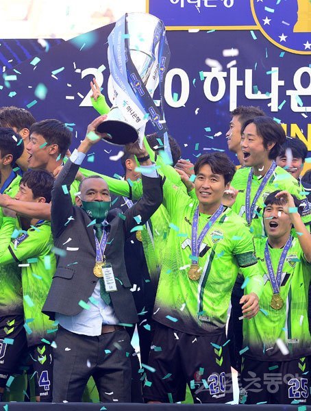 8일 전라북도 전주월드컵경기장에서 열린 ‘2020 하나은행 FA CUP‘ 전북 현대와 울산 현대의 결승 경기에서 전북이 울산에 2-1로 승리하며 우승을 차지한 뒤 시상식에서 모라이스 감독과 이동국이 우승 트로피를 들고 환호하고 있다. 전주｜김민성 기자 marineboy@donga.com