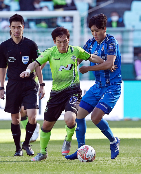 8일 전라북도 전주월드컵경기장에서 열린 ‘2020 하나은행 FA CUP‘ 전북 현대와 울산 현대의 결승 경기에서 전북 쿠니모토와 울산 원두재가 볼 다툼을 벌이고 있다. 전주｜김민성 기자 marineboy@donga.com