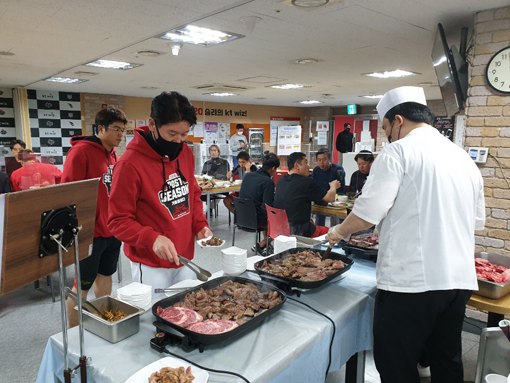 KT 이강철 감독(왼쪽)이 8일 수원KT위즈파크 식당에서 구현모 대표이사가 제공한 한우를 접시에 담고 있다. 사진제공｜KT 위즈