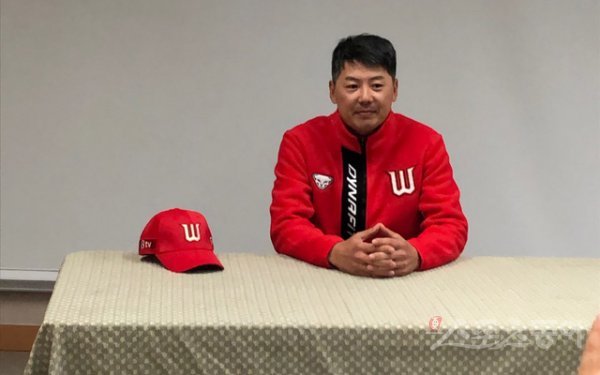 SK 김원형 감독이 11일 인천SK행복드림구장에서 취재진과 인터뷰에 앞서 활짝 웃고 있다. 인천 | 강산 기자 posterboy@donga.com