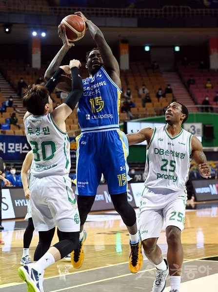 11일 서울 잠실실내체육관에서 열린 ‘2020-2021 현대모비스 프로농구‘ 서울 삼성과 원주 DB의 경기에서 삼성 고반이 DB 두경민의 반칙을 얻어내며 슛을 쏘고 있다. 잠실｜김민성 기자 marineboy@donga.com