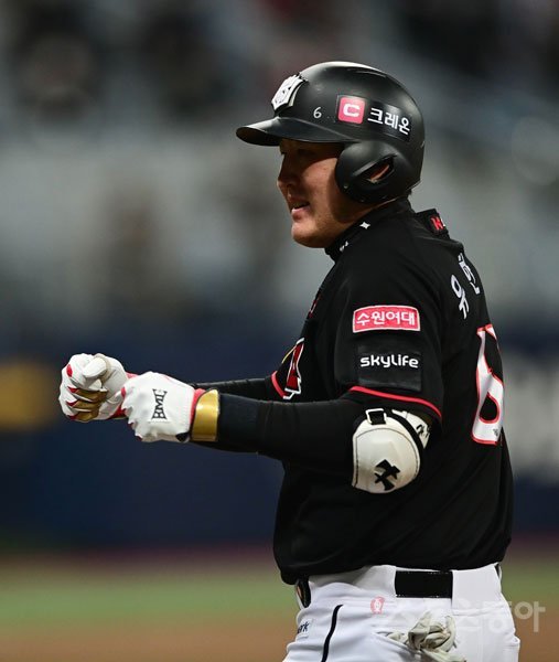 12일 서울 고척스카이돔에서 ‘2020 신한은행 SOL KBO리그’ 플레이오프 3차전 두산 베어스와 KT 위즈의 경기가 열렸다. 8회초 2사 1, 3루 KT 유한준이 내야 안타를 쳐낸 뒤 세리머니를 하고 있다. 고척｜주현희 기자 teth1147@donga.com