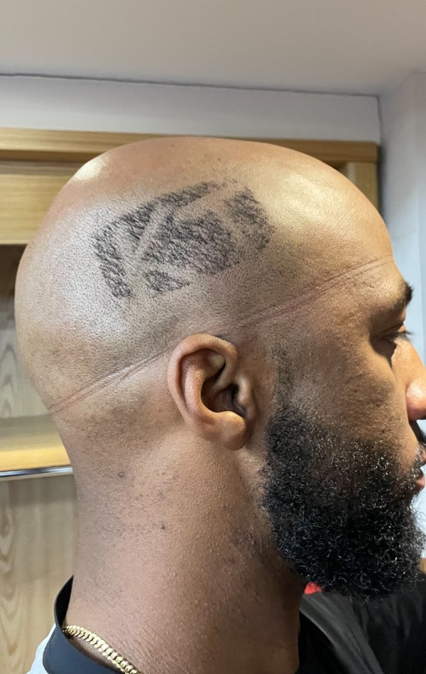 KT 로하스는 플레이오프를 앞두고 자신의 머리에 KT 알파벳 스크래치를 냈다. 팀에 대한 애정이 담긴 선택으로, PO에서 똘똘 뭉친 팀에 대한 기대를 드러냈다. 사진제공｜KT 위즈