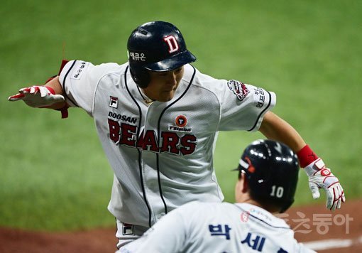 13일 서울 고척스카이돔에서 ‘2020 신한은행 SOL KBO리그’ 플레이오프 4차전 두산 베어스와 KT 위즈의 경기가 열렸다. 4회말 2사 2루 두산 최주환이 선취 2점 홈런을 쳐낸 뒤 박세혁과 기쁨을 나누고 있다. 고척|주현희 기자 teth1147@donga.com