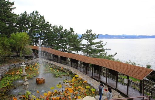 보령 죽도의 상화원을 대표하는 지붕이 있는 회랑은 섬 둘레를 따라 조성했는데 길이가 2km에 달한다. 사진제공｜한국관광공사