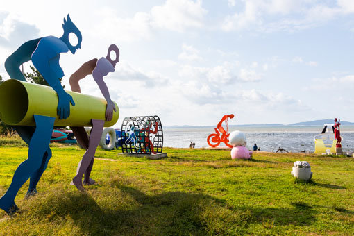 탁 트인 바닷가에 푸른 하늘을 지붕 삼아 조성해 물때와 파도에 따라 각기 다른 감성을 전해주는 인천 신시모도의 배미꾸미조각공원. 사진제공｜한국관광공사