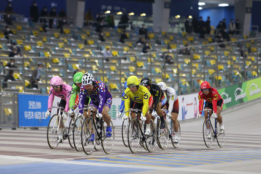 15일 광명 스피돔에서 열린 경륜 45회차 일요경주 특선급 결승 장면. 경륜은 재개장 이후 안정과 이변이 교차하는 모습을 보여주고 있다. 사진제공｜국민체육진흥공단