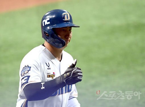 17일 서울 고척스카이돔에서 ‘2020 신한은행 SOL KBO 리그‘ 포스트시즌 한국시리즈 1차전 두산 베어스와 NC 다이노스의 중립 경기가 열렸다. 8회말 1사 3루 NC 박석민이 1타점 희생타 때 득점한 나성범이 하이파이브하고 있다. 고척｜김종원 기자 won@donga.com