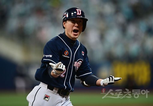 18일 서울 고척스카이돔에서 ‘2020 신한은행 SOL KBO리그’ 한국시리즈 2차전 NC 다이노스와 두산 베어스의 경기가 열렸다. 4회초 무사 두산 김재호가 좌월 솔로 홈런을 쳐낸 뒤 환호하고 있다. 고척|주현희 기자 teth1147@donga.com