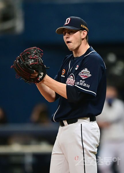 18일 서울 고척스카이돔에서 ‘2020 신한은행 SOL KBO리그’ 한국시리즈 2차전 NC 다이노스와 두산 베어스의 경기가 열렸다. 5회말 수비를 마친 뒤 두산 플렉센이 수비진을 향해 박수를 치고 있다. 고척｜주현희 기자 teth1147@donga.com