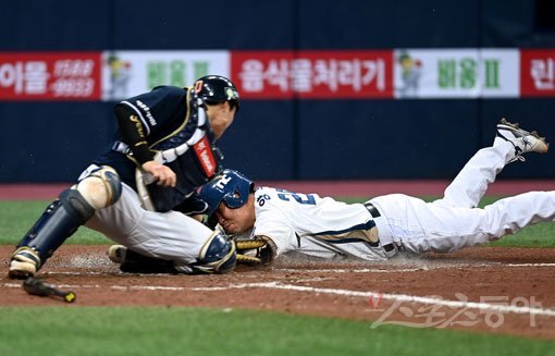 18일 서울 고척스카이돔에서 ‘2020 신한은행 SOL KBO리그‘ NC 다이노스와 두산 베어스의 한국시리즈 2차전 경기가 열렸다. 4회말 1사 만루에서 NC 알테어의 플라이 아웃 때 3루 주자 양의지가 홈으로 파고 들었으나 두산 박세혁에게 태그 아웃되고 있다. NC가 비디오판독을 요청했으나 아웃. 고척｜김민성 기자 marineboy@donga.com