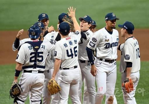 23일 서울 고척스카이돔에서 ‘2020 신한은행 SOL KBO 리그‘ 포스트시즌 한국시리즈 5차전 두산 베어스와 NC 다이노스의 중립 경기가 열렸다. 5-0 승리를 거두며 시리즈 전적 3승 2패를 기록한 NC 선수들이 하이파이브하고 있다. 고척｜김종원 기자 won@donga.com