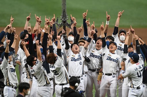 24일 서울 고척스카이돔에서 ‘2020 신한은행 SOL KBO 리그‘ 포스트시즌 한국시리즈 6차전 두산 베어스와 NC 다이노스의 중립 경기가 열렸다. 4-2 승리를 거두며 시리즈 전적 4승 2패로 창단 첫 한국시리즈 우승을 확정 지은 NC 선수들이 환호하고 있다. 고척｜김종원 기자 won@donga.com