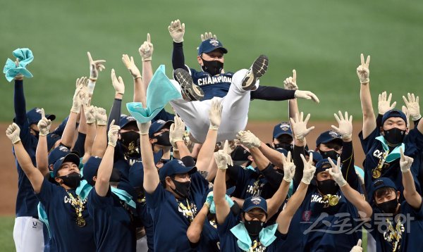 24일 서울 고척스카이돔에서 ‘2020 신한은행 SOL KBO 리그‘ 포스트시즌 한국시리즈 6차전 두산 베어스와 NC 다이노스의 중립 경기가 열렸다. 4-2 승리를 거두며 시리즈 전적 4승 2패로 창단 첫 한국시리즈 우승을 확정 지은 NC 선수들이 이동욱 감독을 헹가래 치고 있다. 고척 | 김종원 기자 won@donga.com