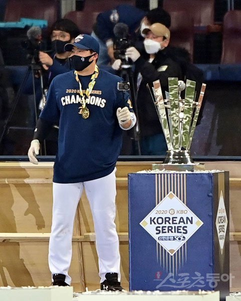 24일 서울 고척스카이돔에서 ‘2020 신한은행 SOL KBO리그’ 한국시리즈 6차전 NC 다이노스와 두산 베어스의 경기가 열렸다. NC가 두산에 4-2로 승리를 거두며 한국시리즈 우승을 결정지은 뒤 나성범이 우승 트로피 앞에서 밝게 웃고 있다. 고척｜주현희 기자 teth1147@donga.com