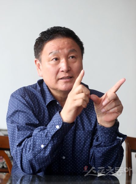 대전하나시티즌 허정무 이사장은 디에고 마라도나와 인연이 깊다. 1986년 멕시코월드컵 때는 선수로 맞붙었고, 2010년 남아공월드컵 때는 자국 대표팀 사령탑으로 지략대결을 펼쳤다.스포츠동아DB