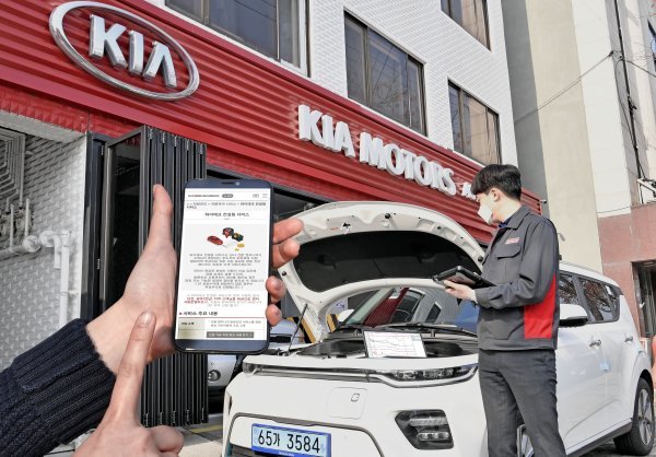 기아차는 1일부터 전문 엔지니어가 고객이 지정한 오토큐에 방문해 차량을 세밀하게 진단하는 '하이테크 컨설팅 서비스'를 인천, 광주지역 124개 오튜큐에서 시범 운행하며 내년부터 전국 800여개 오토큐에서 진행할 예정이다. 사진제공｜기아차