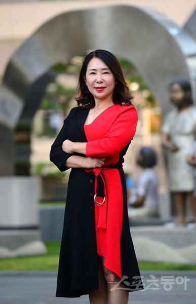 1993년 일본으로 건너간 양수빈 대표는 요식업, 무역 등의 사업을 거쳐 올해 3월 폭스나인을 설립하고 총 9개 사업부문을 의욕적으로 추진하고 있다. 양 대표는 “건강식을 연구하고 개발해 많은 분들의 건강을 지켜드리고 싶다”는 포부를 밝혔다. 김종원 기자 won@donga.com