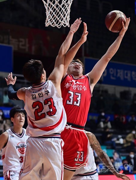 3일 경기도 고양체육관에서 열린 ‘2020-2021 현대모비스 프로농구‘ 고양 오리온과 울산 현대모비스의 경기에서 오리온 이승현이 현대모비스 김민구의 앞에서 슛을 쏘고 있다. 고양｜주현희 기자 teth1147@donga.com