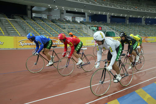지난 4월 22일 제1차 모의경주에 출전한 선수들이 힘차게 페달을 밟고 있다.