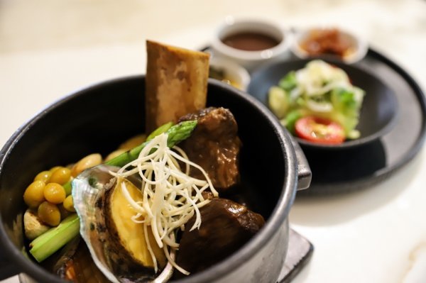 라운지 파라다이스의 왕갈비 전복 반상