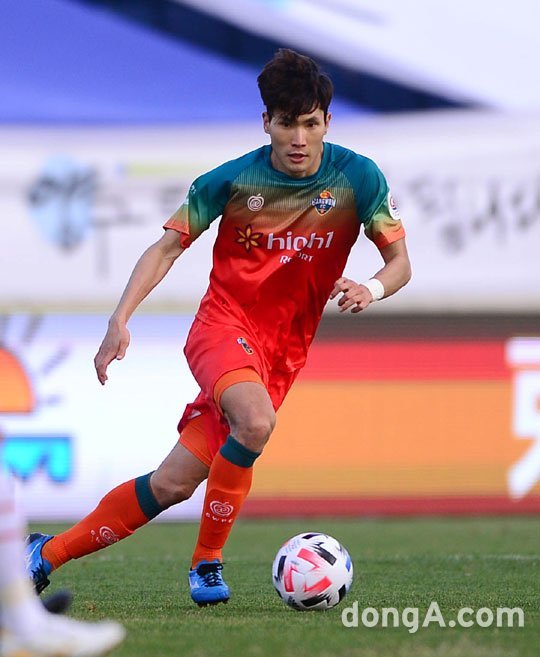 이적 여부로 뜨거운 관심을 모았던 한국영이 강원에 잔류하기로 결정했다. 4년 더 강원과 동행하게 된 그는 “강원은 돈으로 환산할 수 없는 클럽이기 때문에 조금의 후회도 없다”며 강한 애착을 드러냈다. 스포츠동아DB