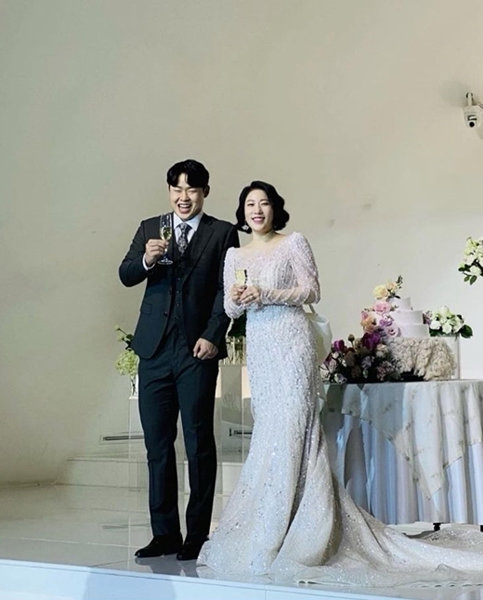 프로야구 전 환화 이글스 출신 윤승열(왼쪽)과 개그우먼 김영희. 사진출처｜SNS