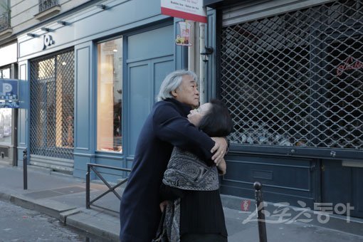 백건우가 다정하게 윤정희를 안아주고 있는 모습. 사진은 2019년 1월 초 윤정희가 알츠하이머를 앓기 전인 것으로 알려졌다. 스포츠동아DB