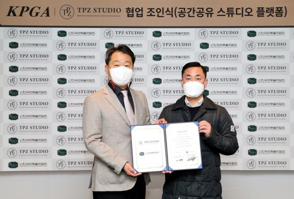업무 협약 후 기념 촬영을 하고 있는 KPGA 한종윤 상근 부회장(왼쪽)과 TPZ 이종훈 대표이사. 사진제공 | KPGA
