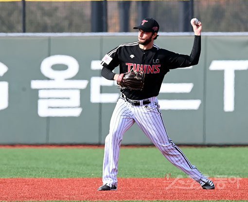 14일 경기도 이천 LG챔피언스파크에서 프로야구 LG 트윈스의 2021 스프링캠프가 열렸다. LG 새 외국인 투수 수아레즈가 수비 훈련을 하고 있다. 이천 | 김민성 기자 marineboy@donga.com