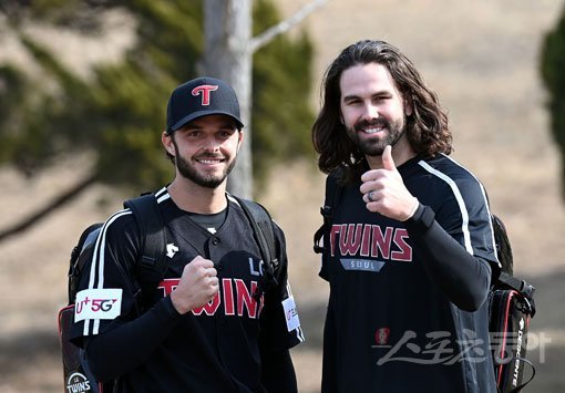 “LG 파이팅!” 2021시즌 LG 외인 원투펀치 앤드류 수아레즈(왼쪽)와 케이시 켈리가 14일 이천 LG챔피언스파크에서 카메라를 향해 환한 표정을 짓고 있다. 이천 | 김민성 기자 marineboy@donga.com