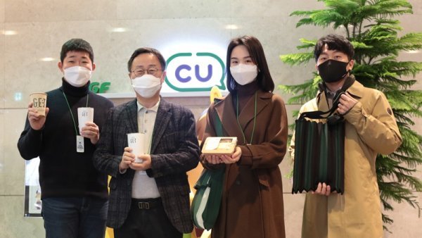 이건준 BGF리테일 대표(왼쪽에서 두번째)가 임직원들과 함께 고고챌린지에 참여하고 있다. 사진제공 | BGF리테일