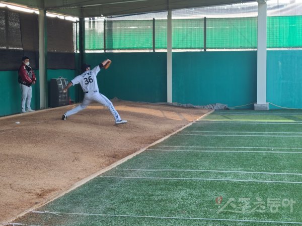 LG 수아레즈가 21일 이천 LG챔피언스파크 야외 불펜장에서 합류 후 세 번째 불펜피칭 중이다. 이천 | 최익래 기자