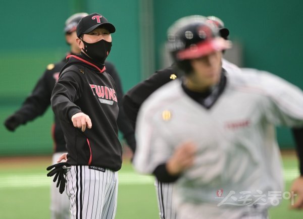 21일 경기도 이천 LG챔피언스파크에서 열린 LG 트윈스의 2021 스프링캠프에서 류지현 감독이 선수들의 훈련을 지켜보고 있다. 이천 | 주현희 기자 teth1147@donga.com