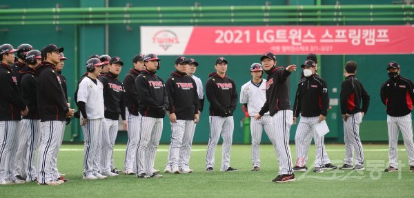 21일 경기도 이천 LG챔피언스파크에서 열린 LG 트윈스의 2021 스프링캠프에서 류지현 감독이 선수들에게 주루 훈련을 지도하고 있다. 이천 | 주현희 기자 teth1147@donga.com