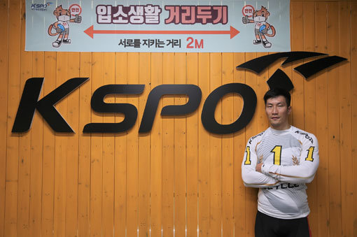 2021년 첫 특선급 결승에서 1위를 차지한 황승호 선수가 경주를 마치고 인터뷰와 기념촬영을 하고 있다.