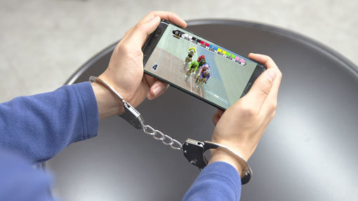 ‘불법 온라인 도박사이트 근절 홍보 영상’의 한 장면. 휴대폰 화면에 나오는 경주 장면은 실제 경륜 경주 영상을 합성한 것이다.