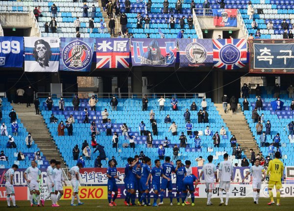 7일 수원월드컵경기장에서 열린 ‘하나원큐 K리그1 2021’ 수원 삼성과 성남 FC의 경기에서 수원이 성남에 1-0으로 승리한 뒤 홈팬들이 기뻐하고 있다. 수원 | 주현희 기자 teth1147@donga.com