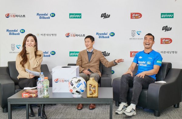 지난해 12월 현대오일장을 통해 비대면 방식으로 진행한 K리그 드림어시스트 1기 수료식. 정순주 아나운서, 이영표 대한축구협회 축구사랑나눔재단 이사, 조원희 선수(왼쪽부터). 사진제공｜현대오일뱅크