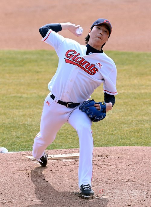 9일 부산 사직야구장에서 롯데 자이언츠와 SSG 랜더스의 연습경기가 열렸다. 롯데 선발투수 이승헌이 힘차게 볼을 던지고 있다. 사직 | 김민성 기자 marineboy@donga.com