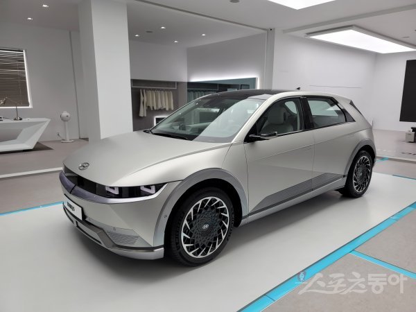 17일 서울 용산구 아이오닉 5 스퀘어에서 언론사를 대상으로 아이오닉 5 공개 행사가 열렸다. 아이오닉 5의 정측면 모습.
원성열 기자  sereno@donga,com