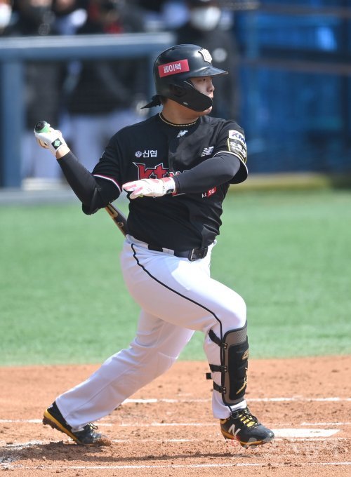 21일 서울 잠실야구장에서 KT 위즈와 두산 베어스가 시범 경기를 가졌다. 1회초 무사 1,3루 KT 강백호가 1타점 적시타를 치고 있다. 잠실 | 김종원 기자 won@donga.com