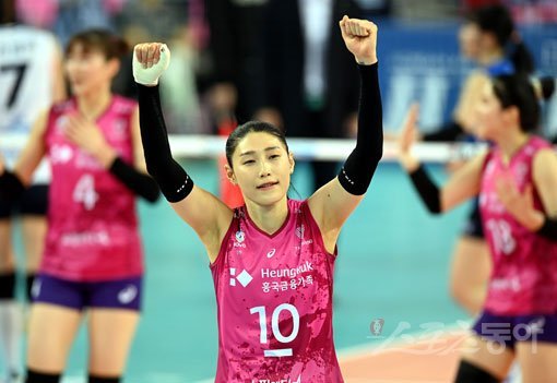 24일 인천 계양체육관에서 ‘2020-2021 도드람 V리그‘ 인천 흥국생명과 화성 IBK기업은행의 여자부 플레이오프 3차전 경기가 열렸다. 흥국생명 김연경이 공격을 성공한 뒤 환호하고 있다. 인천 | 김민성 기자 marineboy@donga.com